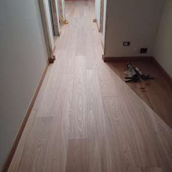 Parquet in olmo moderno verniciato naturalizzato